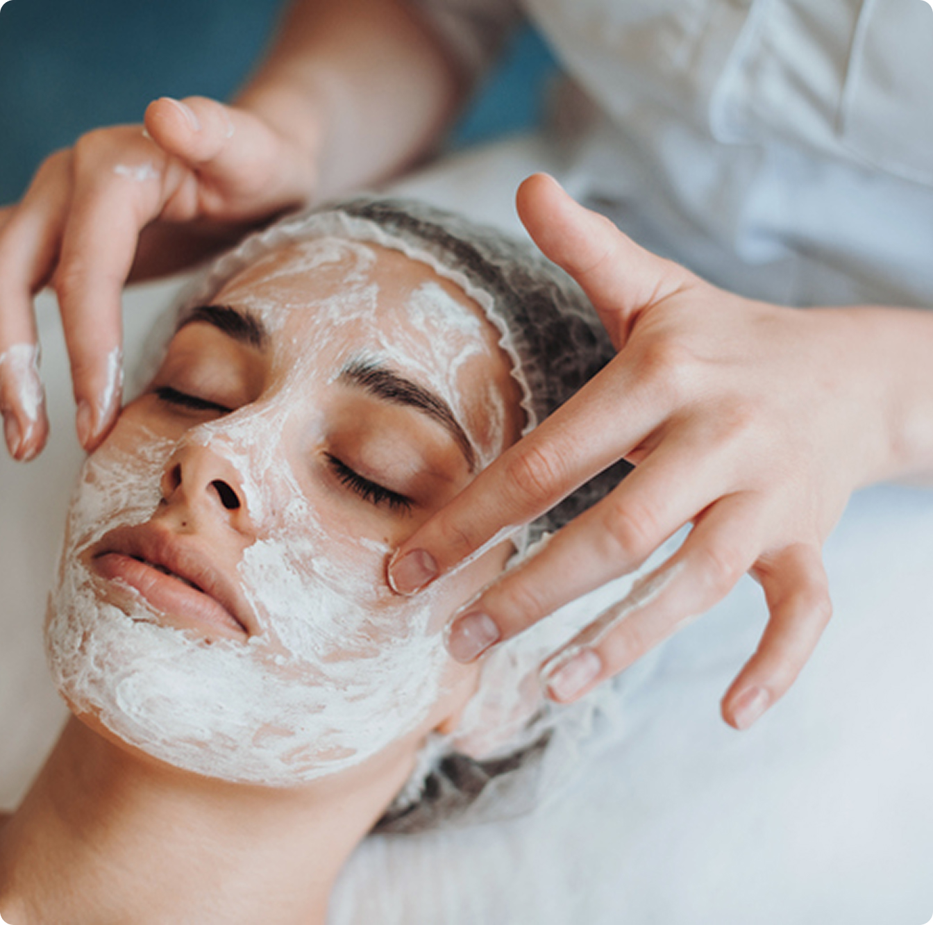 Facial treatment with a soothing cream mask